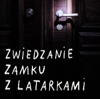 Zdjęcie drzwi, na którym światło latarki pada na klamkę. Na dole napisano odręcznym pismem zwiedzanie zamku z latarkami.