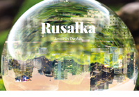 pośrodku szklana kula, wewnątrz odwrócona panorama: na górze zieleń, poniżej zabudowania, pośrodku tytuł spektaklu oraz nazwisko autora