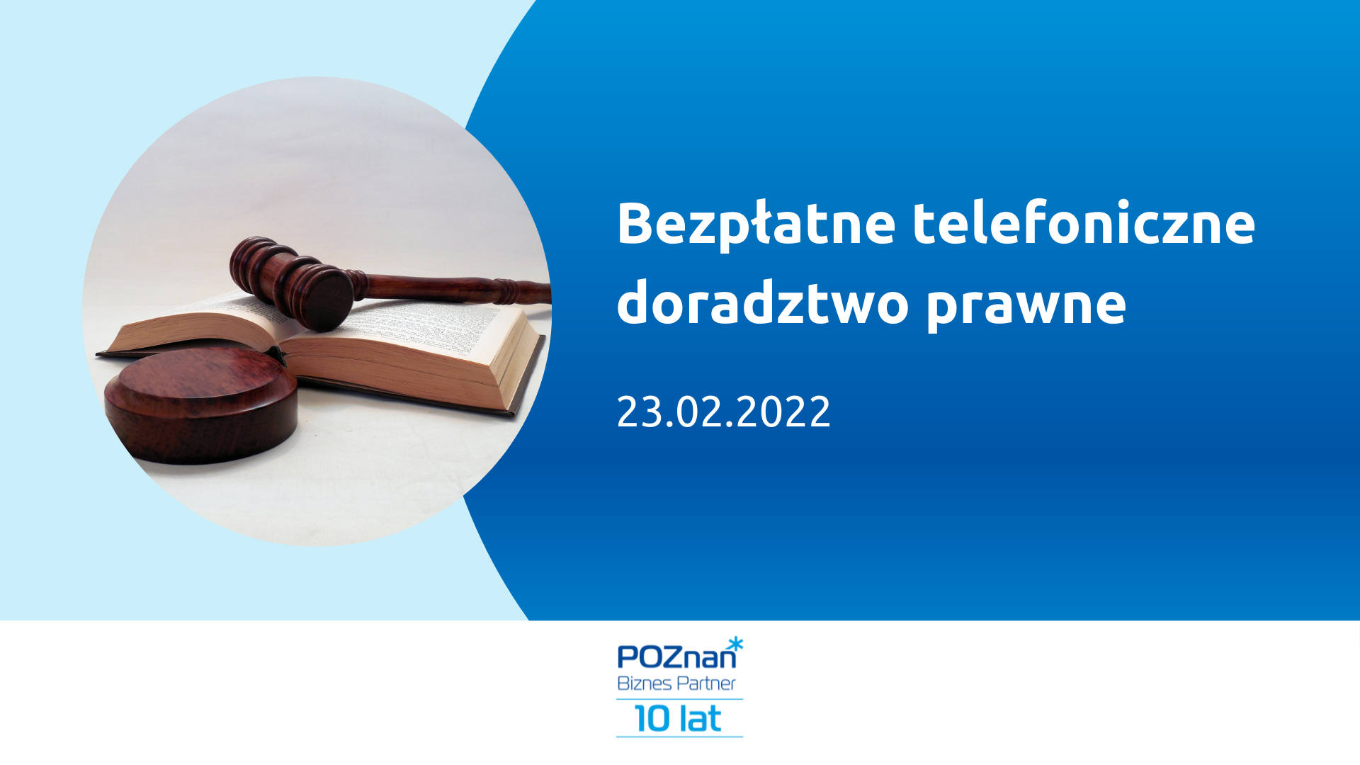 Z lewej zdjęcie młotka sędziowskiego leżącego na książce. Po prawej tytuł: Bezpłatne telefoniczne doradztwo prawne 23.02.2022. Na dole logo organizatora: Jubileuszowe logo Poznań Biznes Partner.