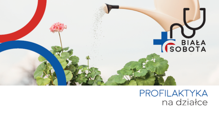 Baner, kwitnące pelargonie, nad nimi konewka z płynącą wodą, z boku napis Biała Sobota i znak krzyża, z drugiej strony nachodzace czerwono - niebieskie części obręczy.