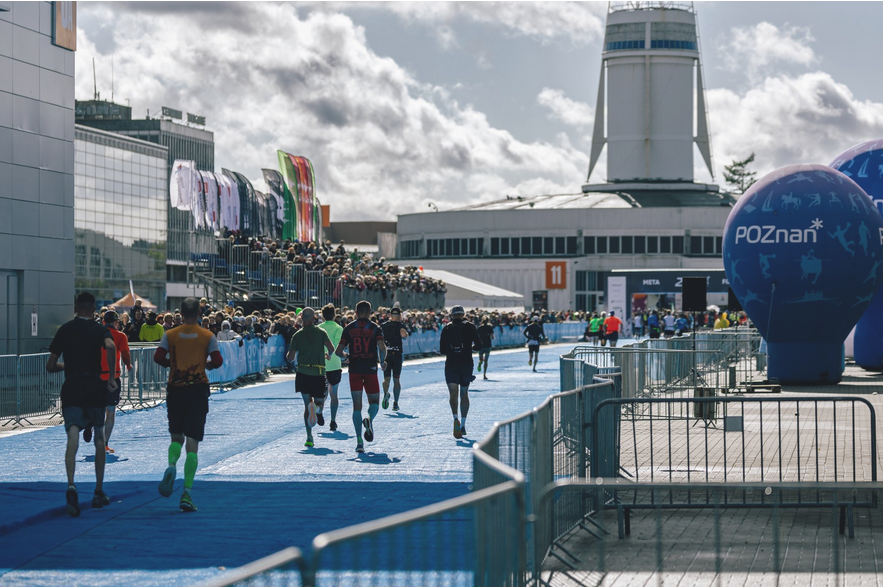 Biegacze na trasie biegu dobiegają do mety na Placu Międzynarodowych Targów Poznańskich