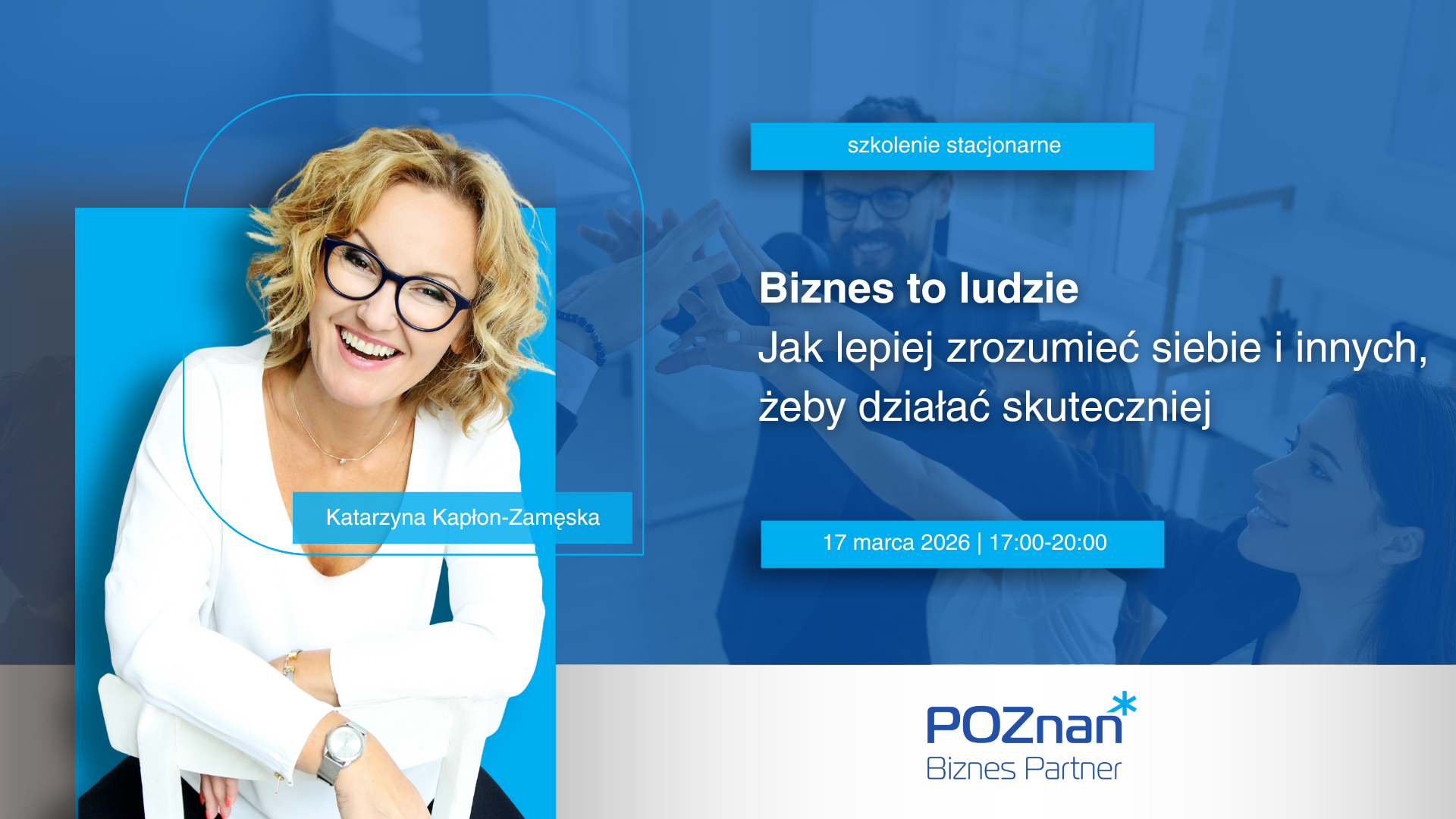 Grafika promocyjna szkolenia. W tle osoba osoby w zespole podnoszą ręce do góry.