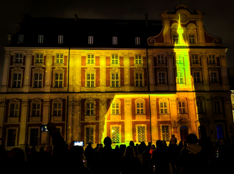 budynek oświetlony videomappingiem 3D