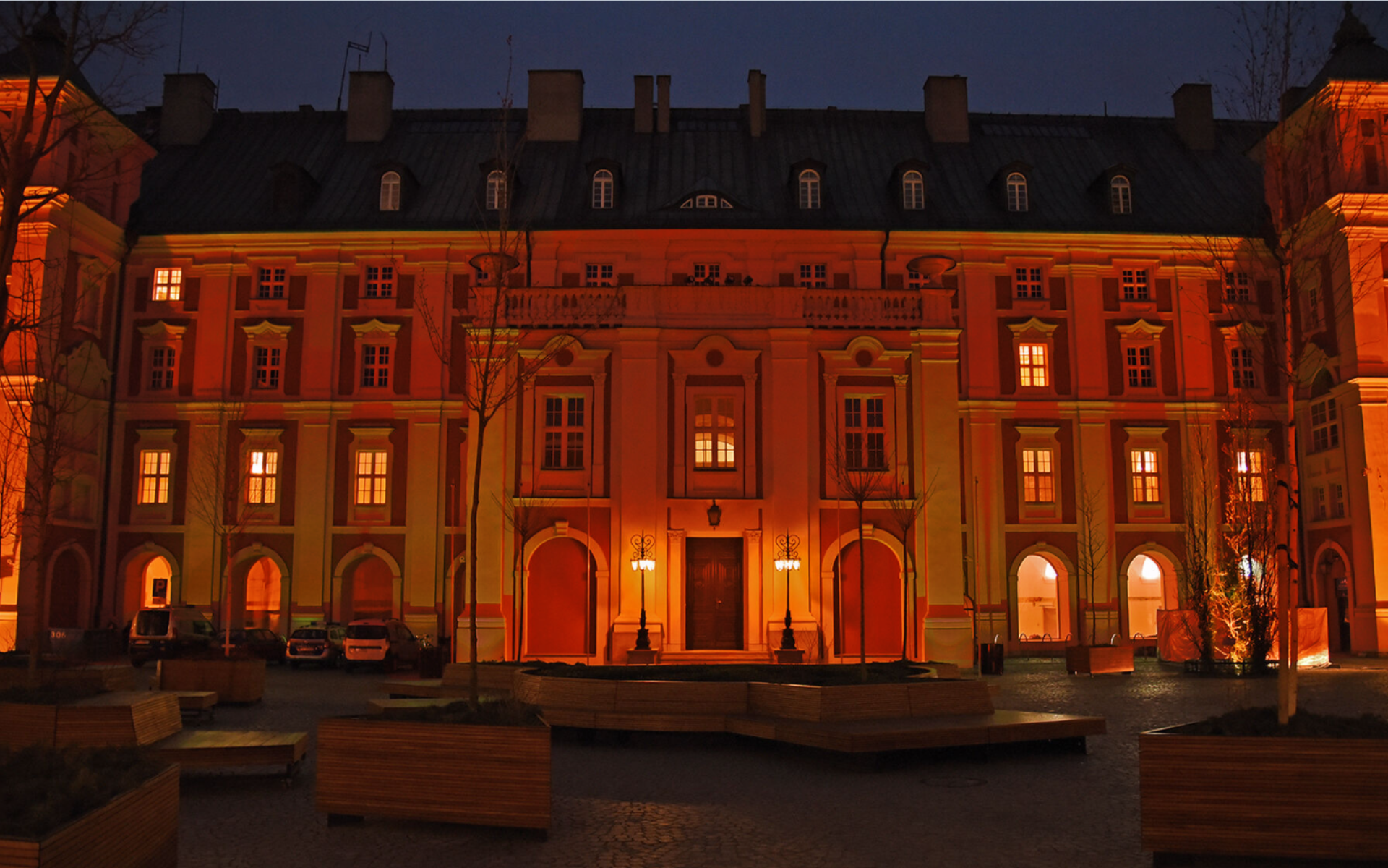 Budynek Urzędu Miasta Poznania oświetlony czerwonym kolorem