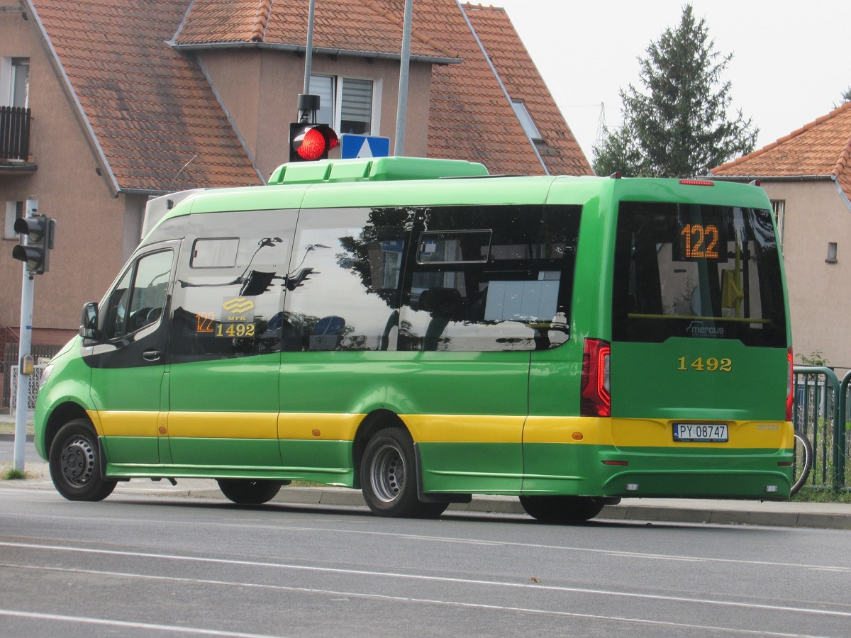 bus linii MPK Poznań podczas kursu, stoi na ulicy na światłach