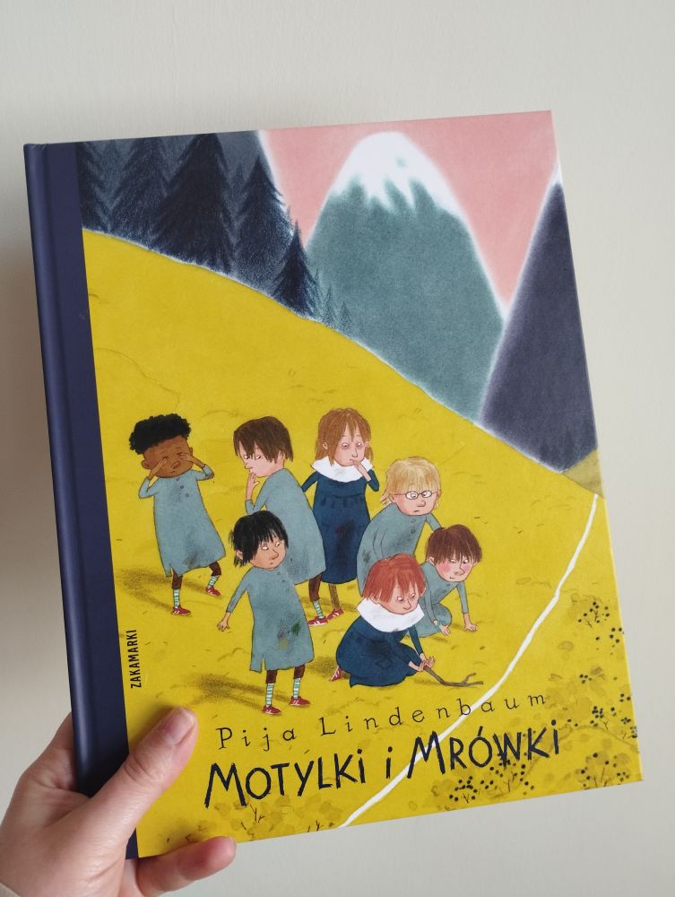 Chłopiec siedzi na krześle i ma na głowie garnek, pochyla się nad nim wielka psica w kryzie i długiej czarnej sukni.