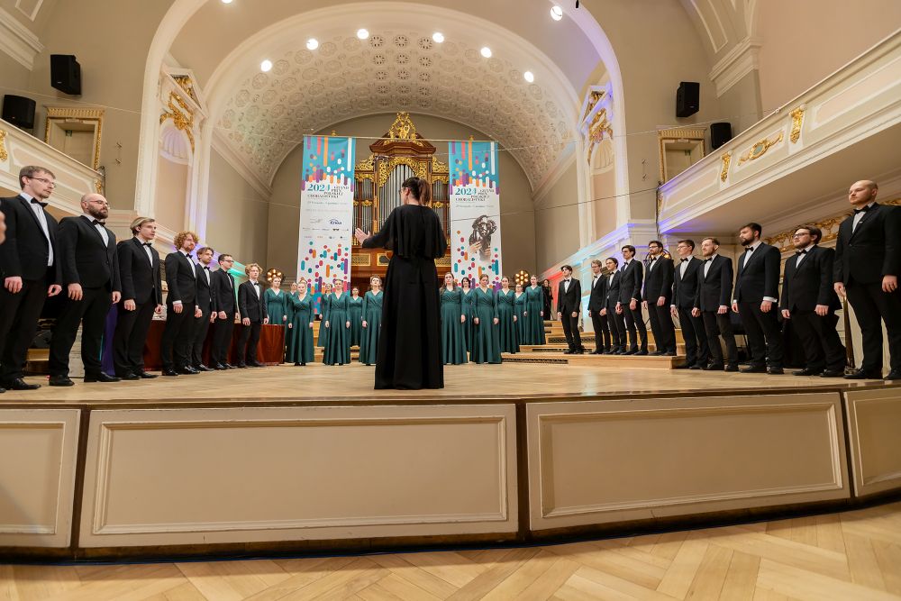 Chór podczas występu na scenie.