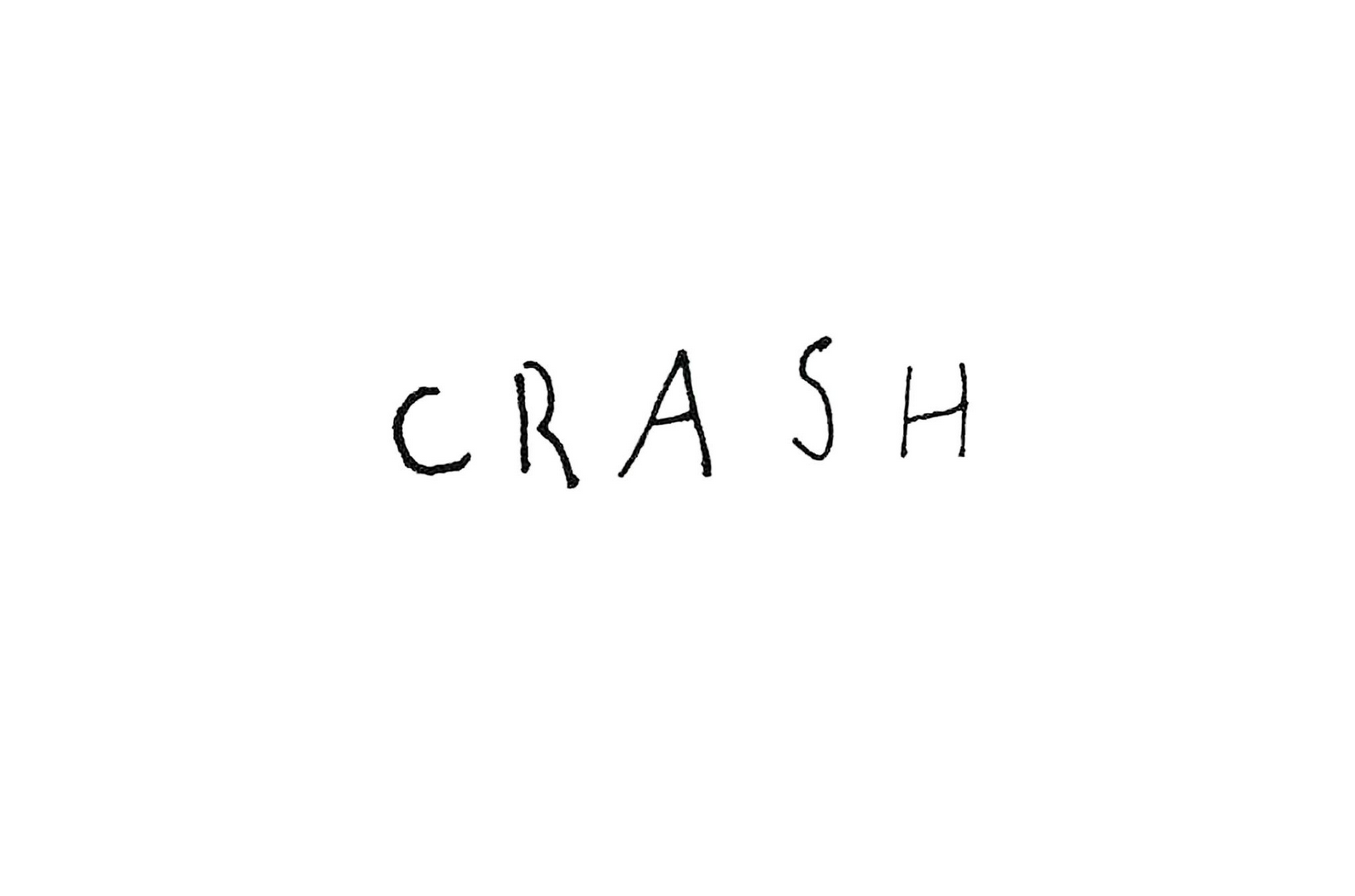 Czarny napis o treści crash stylizowany na ręczne pismo wielkimi literami, na białym tle.