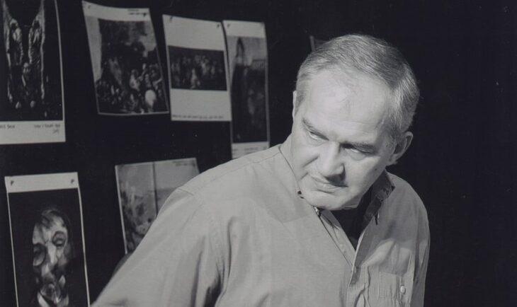 czarno-biała fotografia, reżyser teatralny Janusz Wiśniewski na tle wydruków