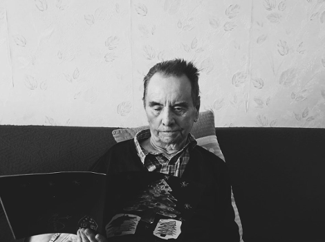 Czarno-białe zdjęcie Mariana Potograbskiego, starszego mężczyzny.