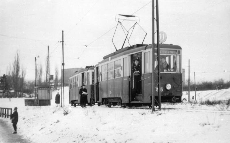 Czarno-białe zdjęcie tramwaju