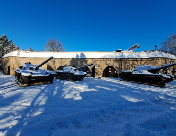 Czołgi pzysypane śniegiem przy Wielkopolskim <uzeum Uzbrojenia