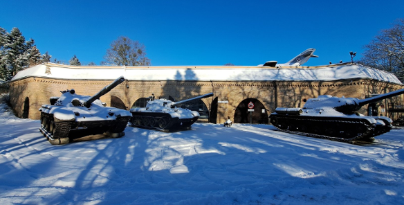 Czołgi pzysypane śniegiem przy Wielkopolskim <uzeum Uzbrojenia