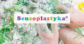 Napis o treści sensoplastyka, w tle dziecięce dłonie lepią zieloną masę plastyczną.