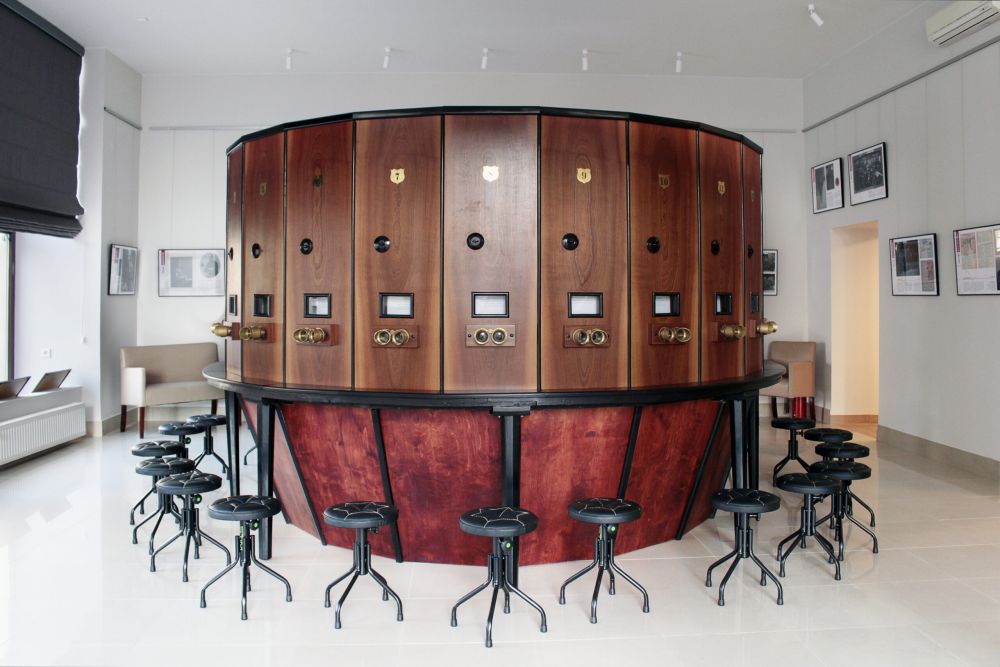 Drewniane okrągłe urządzenie z okularami do ogladania stereofotogtafii.