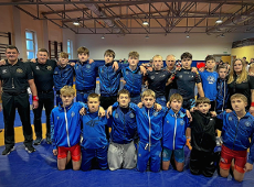 Drużyna Sobieskiego Poznań na Międzywojewódzkich Mistrzostwach Młodzików w zapasach, fot. Maciej Kula Drużyna Sobieskiego Poznań na Międzywojewódzkich Mistrzostwach Młodzików w zapasach, fot. Maciej Kula - z przodu zawodnicy kleczą na materacu w strojach klubowych. Za nimi stoją pozostali zawodnicy i trenerzy w strojach klubowych