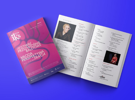 dwa egzemplarze czasopisma, jedno z widoczną okładką, drugie otwarte na spisie treści