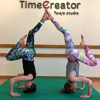 dwie ćwiczące kobiety