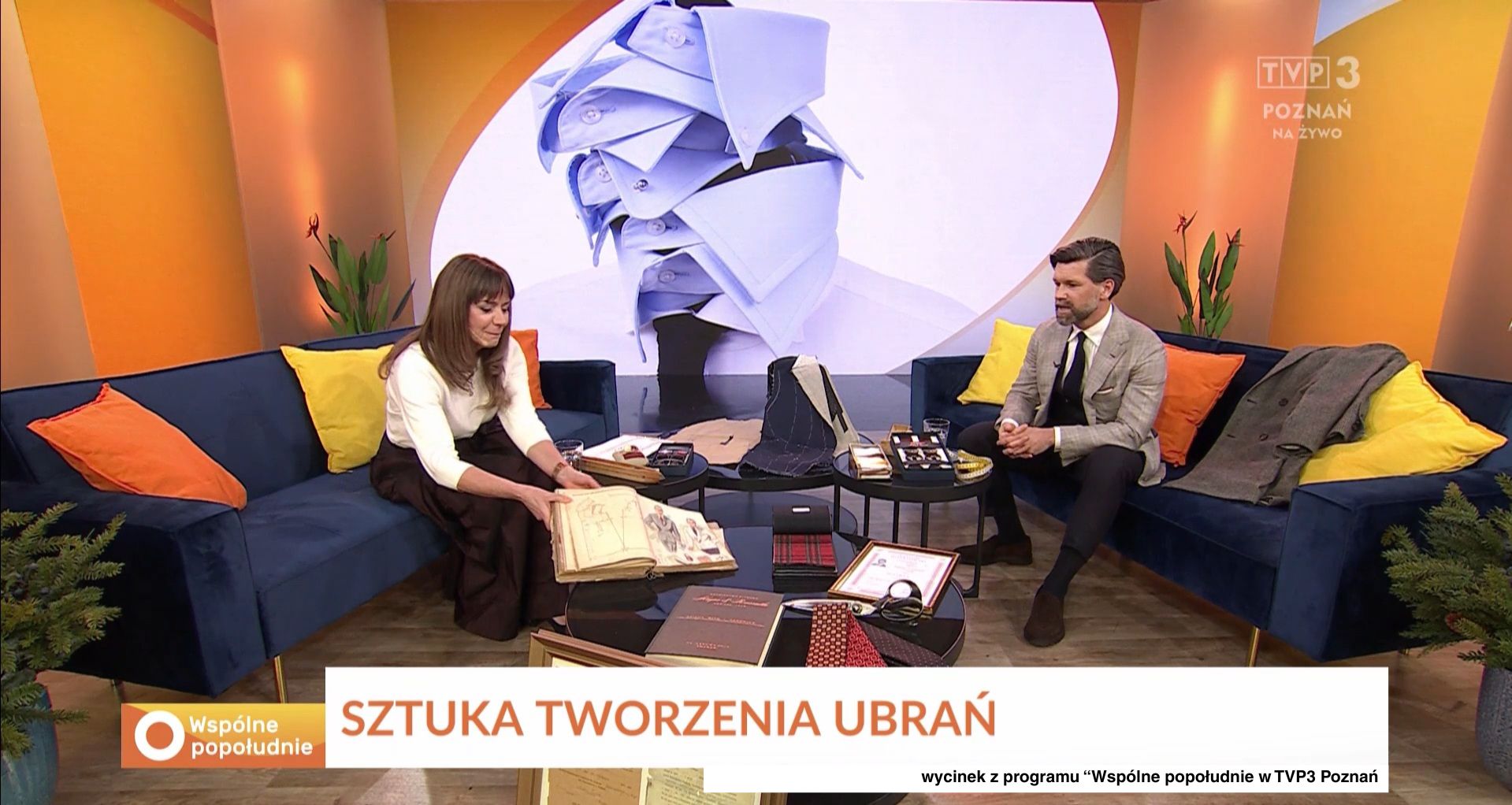 Dwoje ludzi siedzi na kanapie studiu telewizyjnym