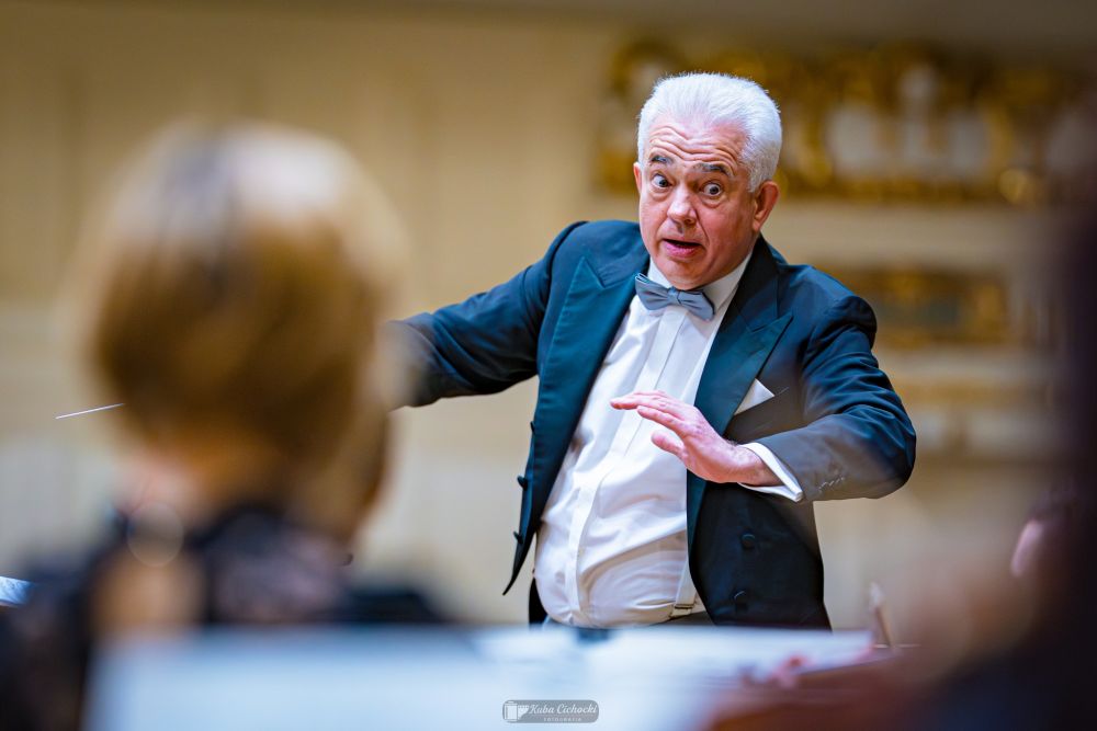 Dyrygent podczas koncertu.