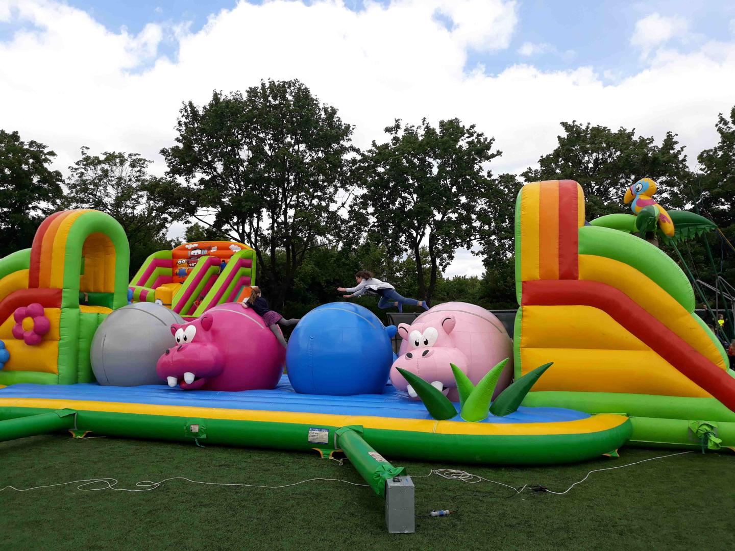 Dzieci bawiące się na boisku na dmuchańcach