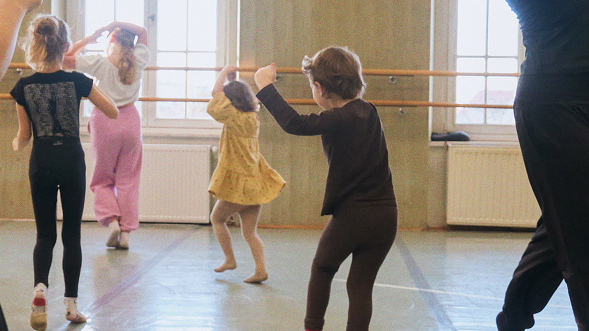 Dzieci biorące udział w zajęciach z baletu.