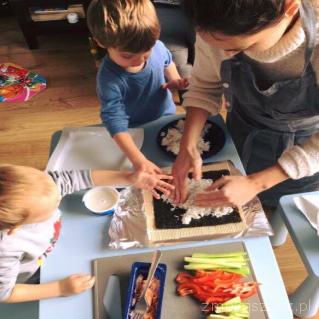 dzieci i mama przygotowują potrawy