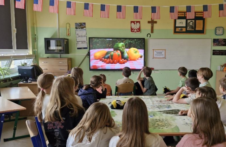 Dzieci oglądający w klasie film edukacyjny.