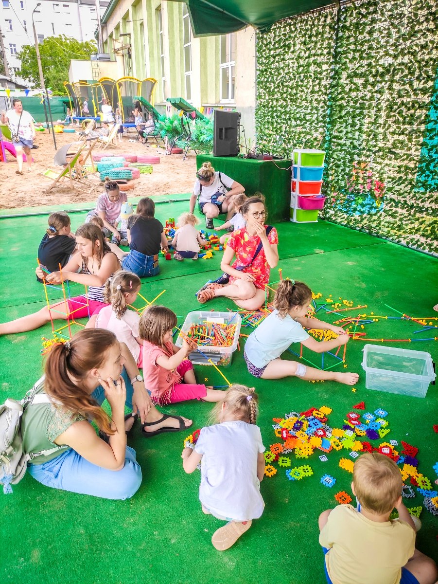 Dzieci podczas zabawy klockami w kąciku malucha.