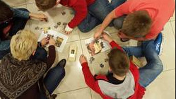 dzieci siedzące na podłodze