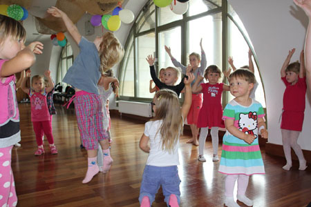 dzieci tańczą z balonikami