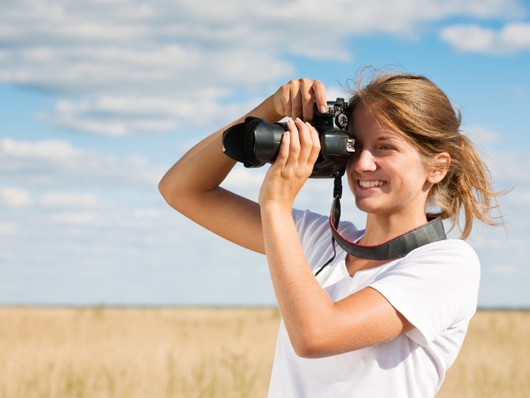 dziewczyna z aparatem fotograficznym
