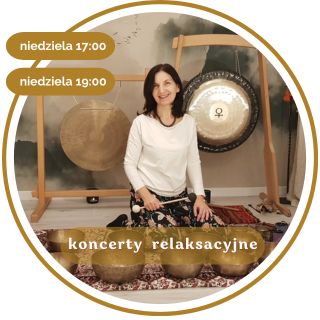 Artystka klęczy wśród mis i gongów w okrągłej złotej ramce, z boku napisy informujące o wydarzeniu.