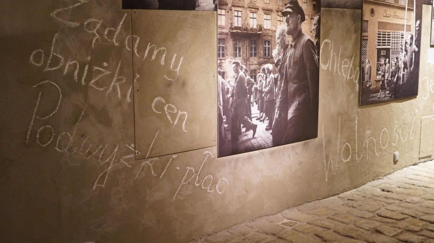 Ekspozycja w Muzeum: Zdjęcia wydarzeń na murze i napisy żądania robotników.