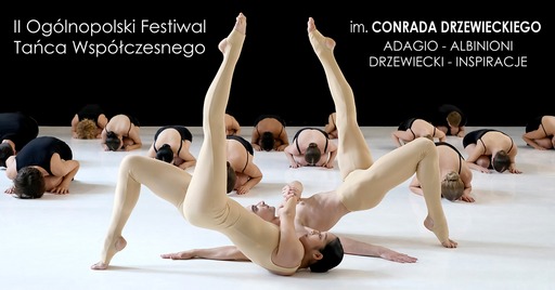 Obraz przedstawia grupę tancerzy występujących na scenie. Na pierwszym planie dwie tancerki znajdują się w efektownej pozie, jedna z nich balansuje na udach drugiej, z nogami wyciągniętymi w górę i splecionymi. Mają na sobie obcisłe, cieliste kostiumy, które zakrywają ich ciała od szyi w dół, sprawiając, że wydają się prawie nadzy i podkreślając linie ich mięśni oraz kształty tworzone przez ich pozy.