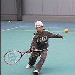 dziecko gra w tenisa