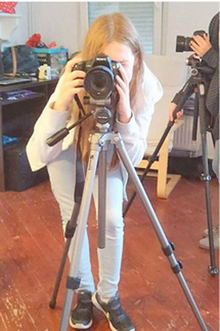 Fotograf kobieta przy aparacie fotograficznym na statywie