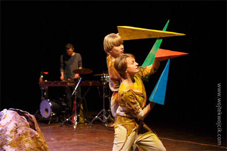 Foto: dwie aktorki naśladują ptaki