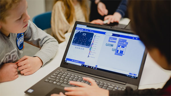 Dzieci przy laptopie