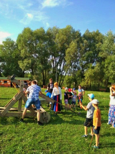 Dzieci bawia się na trawie.
