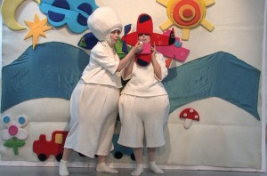 Zdjęcie aktorów grających w spektaklu.