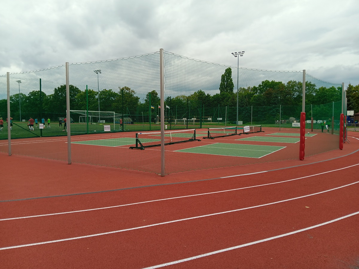 fragmnet bieżni lekkoatletycznej, kortów oraz boiska piłkarskiego