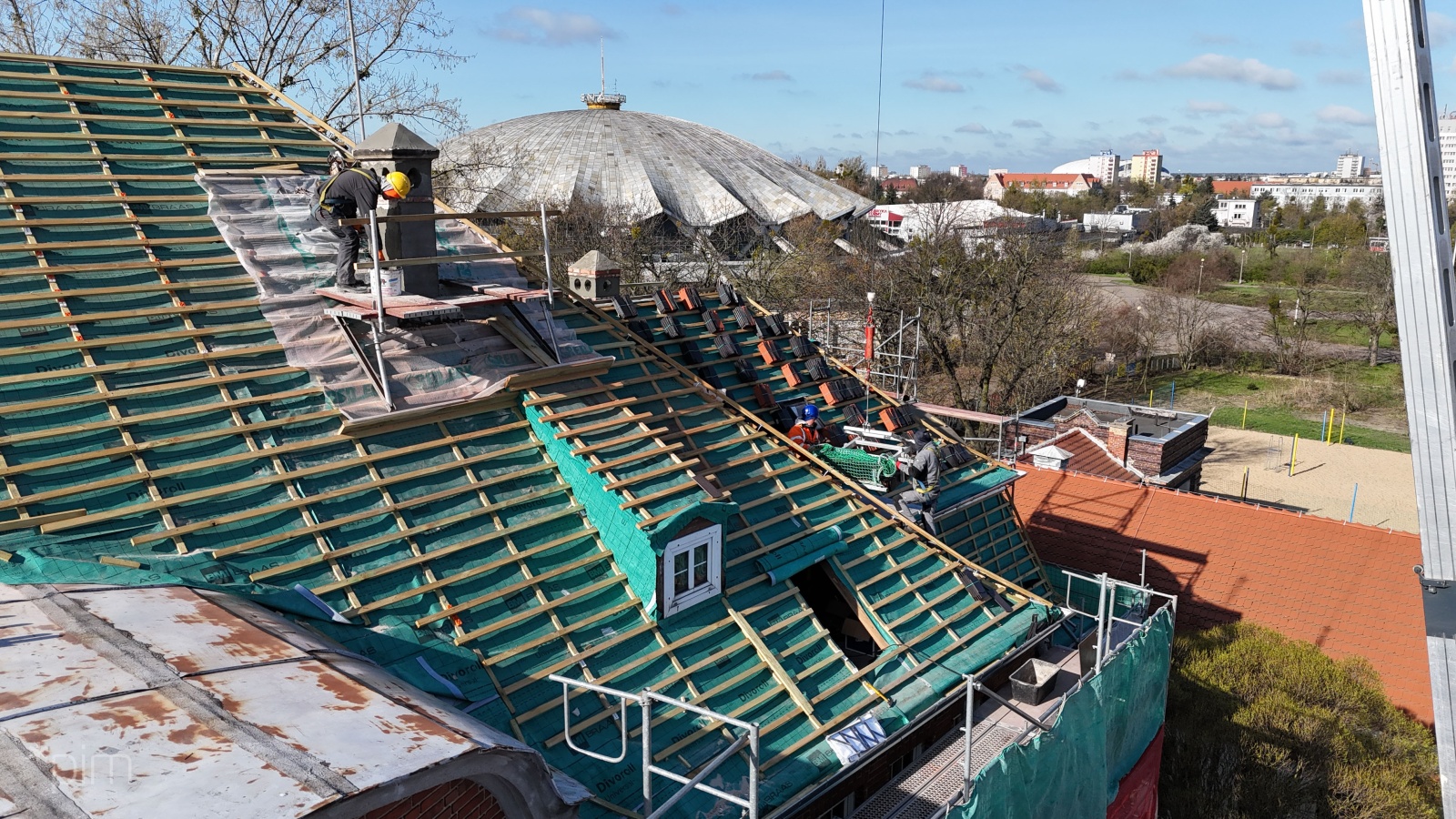 Galeria zdjęć budynków na Łazarzu, gdzie wymieniane są dachy