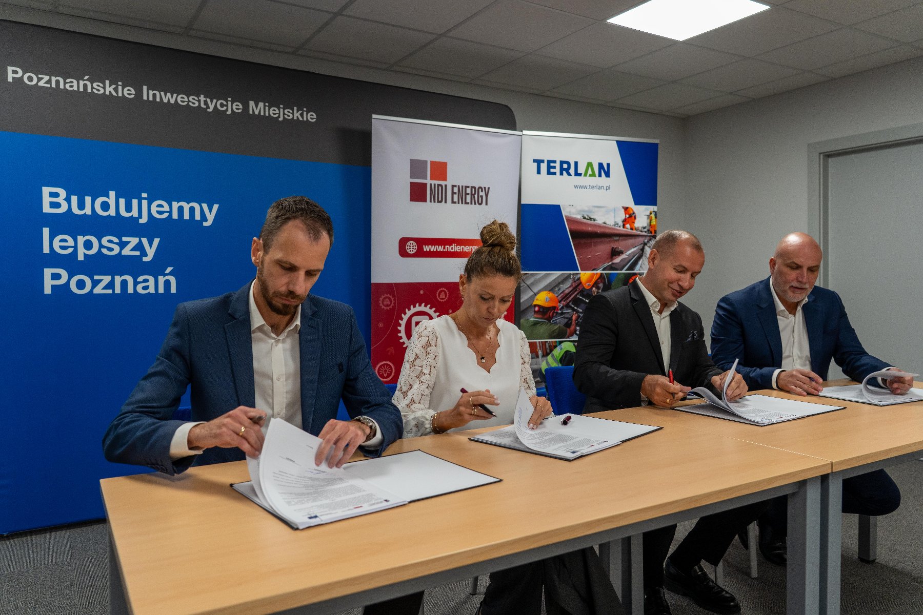 Galeria zdjęć z podpisania umowy z wykonawcą budowy trasy tramwajowej w ul. Ratajczaka