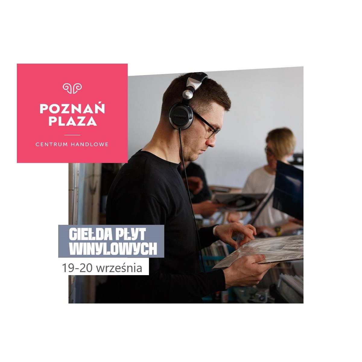 Mężczyzna w czarnej koszulce z długim rękawem stoi przy pudełku z płytami gramofonymi. Na głowie ma słuchawki. W tym samym czasie ogląda jedną z płyt.