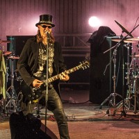 Gitarzysta zespołu Izotop na scenie