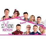 Na zdjęciu dziewięć postaci i napis szalone nożyczki.