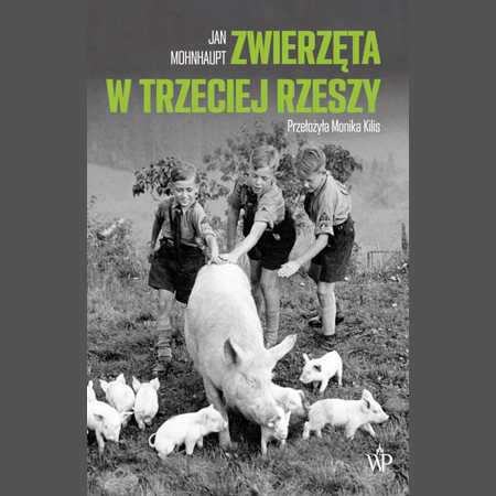 Okładka książki. Wypełnia ją fotografia przedstawiająca trójkę chłopców znajdujących się na polu-łące. Dotykają świni, która stoi przed nimi. Wokół niej znajduje się wiele małych prosiąt.