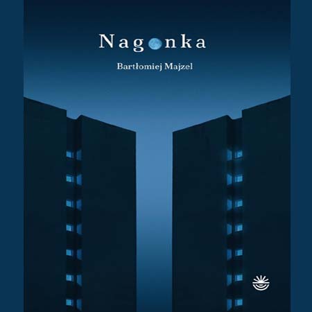 Okładka książki Bartłomieja Majzla "Nagonka" - grafika. Na niebieskim tle dwa granatowe wieżowce, każdy z pionowym rzędem okien w jaśniejszym odcieniu. W górnej części - nazwisko autora i tytuł książki.