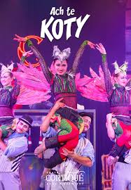 Na pakacie w centralnej części aktorzy, ubrani w kolorowe stroje. Mężczyźni trzymają siedzące na ich ramionach kobiety. Na górze biały tytuł spektaklu Ach te koty, na dole grafiki nazwa teatru również w kolorze białym.